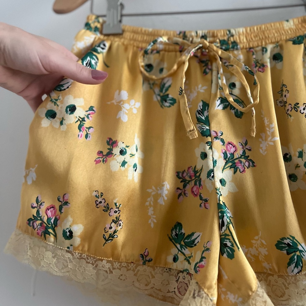 Yellow Floral & Lace Coquette Satin Sleep Shorts w/ Pockets Sz XS - Picture 3 of 4